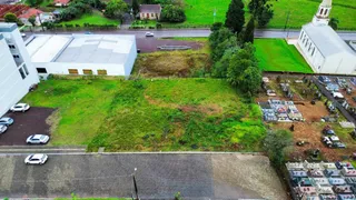 Uma vista aérea mostra o terreno e a estrutura branca de uma propriedade em Lajeado.