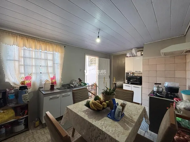 Foto de uma cozinha e sala de jantar em um imóvel no Brasil.