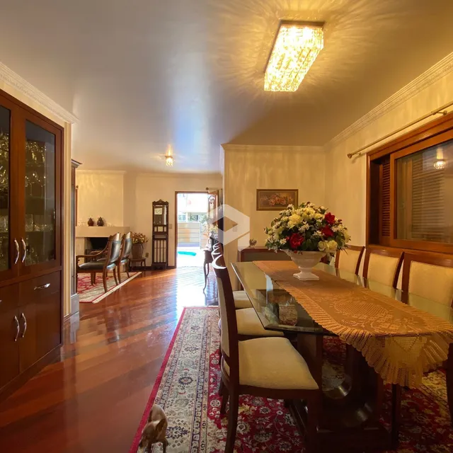 Hall de entrada com piso de madeira e decoração tradicional.
