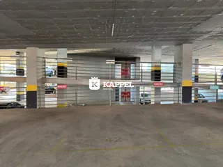 Foto de uma área externa de concreto com estrutura de pilares em uma propriedade.