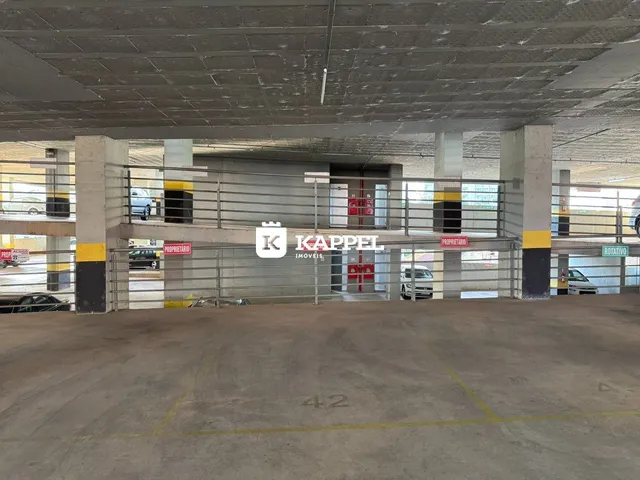 Foto de uma área externa de concreto com estrutura de pilares em uma propriedade.