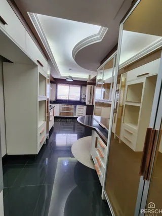 Hall de entrada com armários embutidos e piso de cerâmica escura.