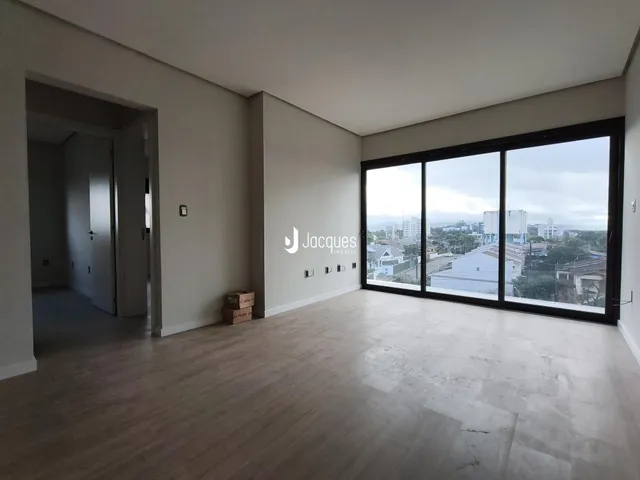 Sala de estar com grande janela que oferece vista para a paisagem externa.