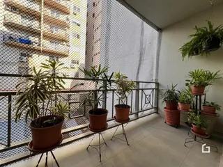 Vista da varanda com plantas em um apartamento em Lajeado, Brasil.