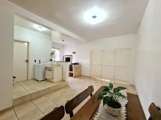 Imagem de uma área interna com piso de cerâmica e paredes brancas.