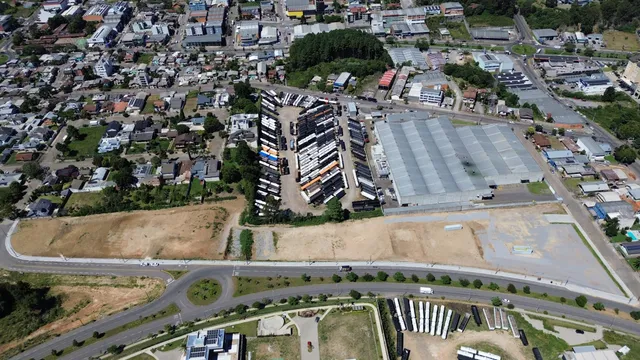 Vista aérea de uma área residencial e um terreno industrial em Lajeado.