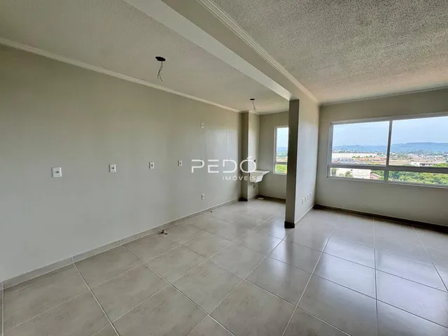 Espaço interno com piso de cerâmica e grande janela.