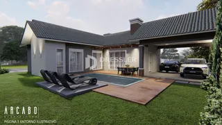 Fachada de casa com piscina e deck de madeira no quintal.