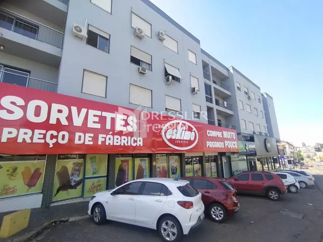 Fachada de um prédio comercial em Lajeado, Brasil, com sinalização.