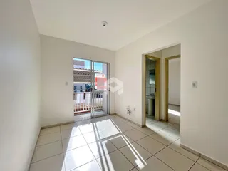 Hall de entrada com piso de cerâmica e porta de vidro abrindo para a área externa.
