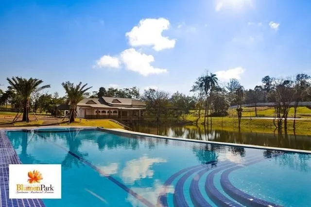 Foto de uma piscina externa em uma propriedade em Lajeado, Brasil.