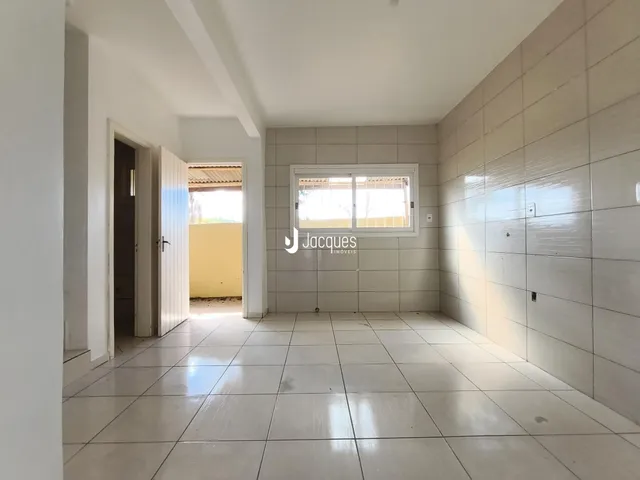 Hall de entrada com piso de cerâmica e janela clara.