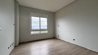 Sala de estar com vista para a paisagem urbana.