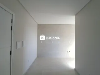 Hall de entrada com paredes brancas e uma parede de destaque com logotipo.