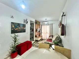 Sala de estar iluminada com sofá e decoração moderna.