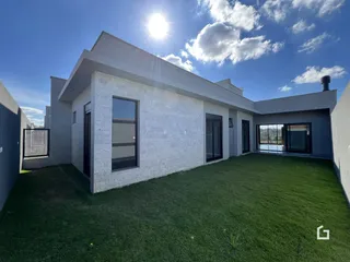 Fachada de uma casa moderna em Lajeado, Brasil com gramado.