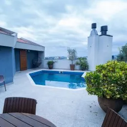 Foto da piscina externa de uma residência em Lajeado, Brasil.