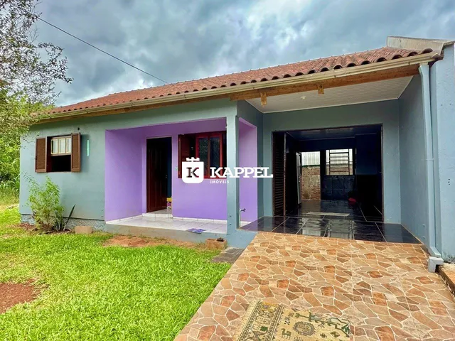Fachada de uma casa em Lajeado, Brasil, com paredes em tons de azul e roxo.