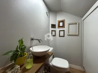 Foto de um banheiro com pia e vaso sanitário em um imóvel.