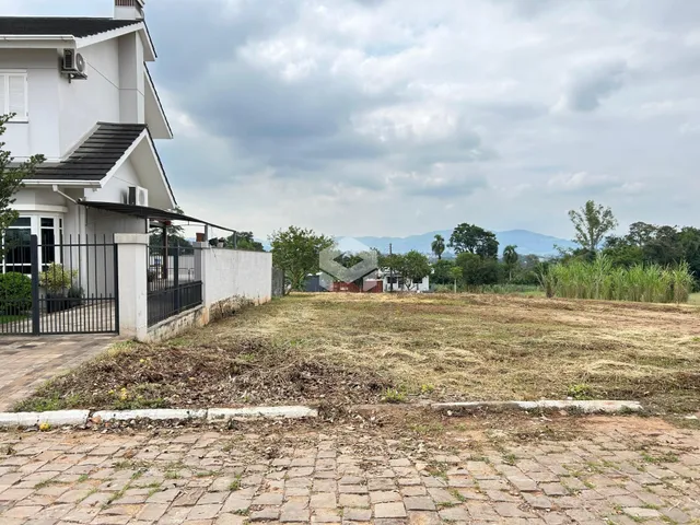 Fachada de uma residência com cerca e terreno gramado