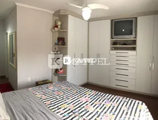 Quarto com armários embutidos e cama.