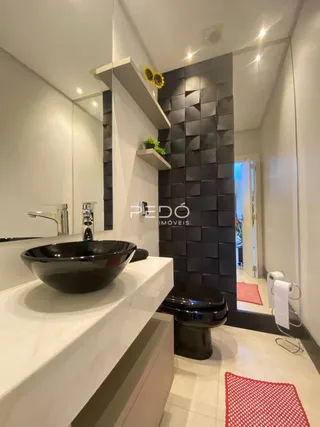 Foto de um banheiro moderno com pia e vaso sanitário.