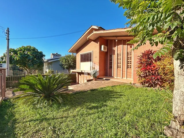 Fachada de casa de tijolos em Lajeado, Brasil, com jardim gramado.