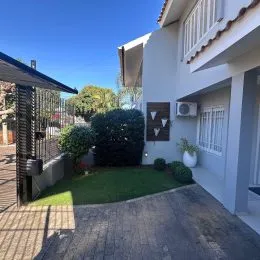 Fachada de uma residência com jardim em Lajeado, Brasil.