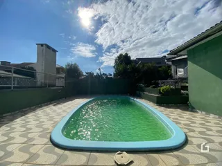 Foto de uma piscina externa em um quintal.