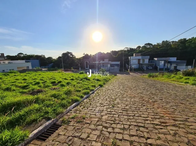 Vista de um campo gramado com um caminho de pedras.