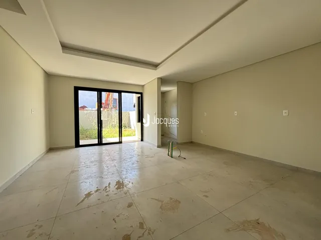 Ambiente interno amplo com porta de vidro voltada para o exterior.