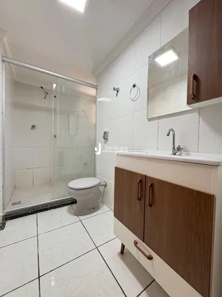 Foto de um banheiro moderno com piso de cerâmica e box de vidro.