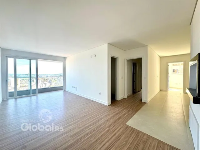 Sala de estar ampla com vista para a cidade.