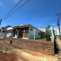 Fachada externa de uma residência em Lajeado, Brasil, com muro de tijolos.