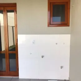Parede branca lisa de um ambiente interno.