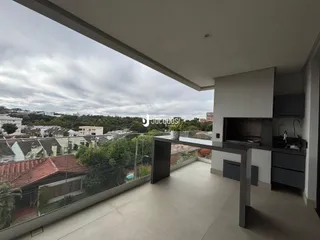 Vista de uma área externa com vista para uma paisagem residencial.