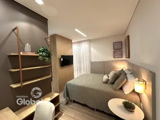 Quarto moderno com cama e estantes de madeira em um apartamento.