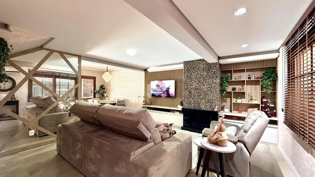 Sala de estar com sofá grande e lareira em ambiente moderno.