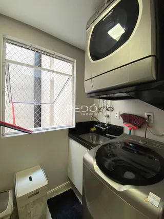 Vista da cozinha com janela e exaustor moderno.