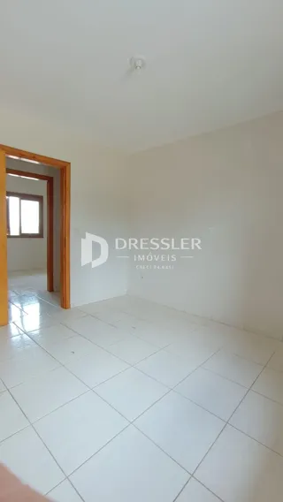 Ambiente interno com piso de cerâmica e paredes brancas.