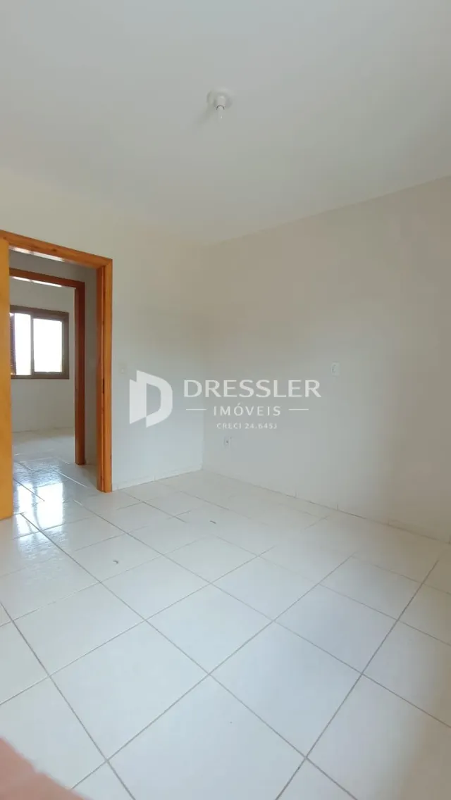 Ambiente interno com piso de cerâmica e paredes brancas.