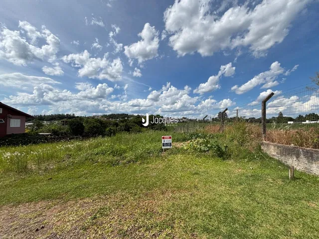Campo gramado com cerca de arame em uma propriedade em Lajeado.