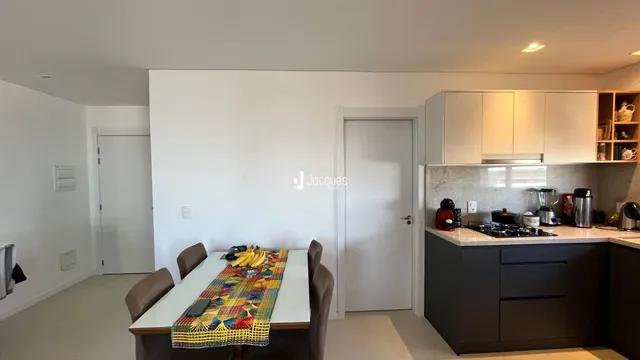 Vista de uma sala de jantar com mesa e cadeiras em um imóvel no Brasil.