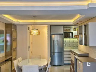 Sala de jantar e cozinha moderna em um imóvel no Brasil.