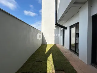Vista lateral da fachada de um imóvel em Lajeado, Brasil, com jardim gramado.