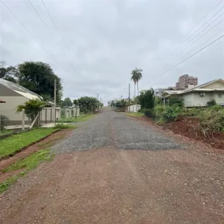 Vista da rua de acesso em uma área residencial em Lajeado, com vegetação nas laterais.