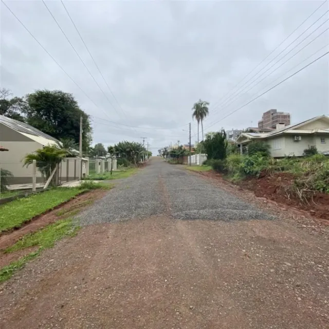 Vista da rua de acesso em uma área residencial em Lajeado, com vegetação nas laterais.