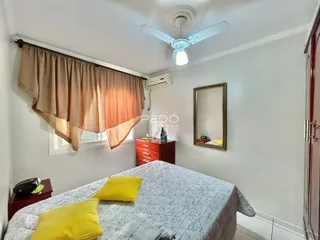 Quarto com cama e janela em ambiente claro.