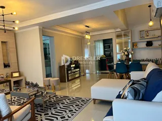 Sala de estar com piso de cerâmica e móveis modernos em um apartamento.