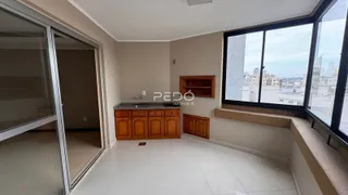 Sala de estar com portas de vidro e vista da cidade.